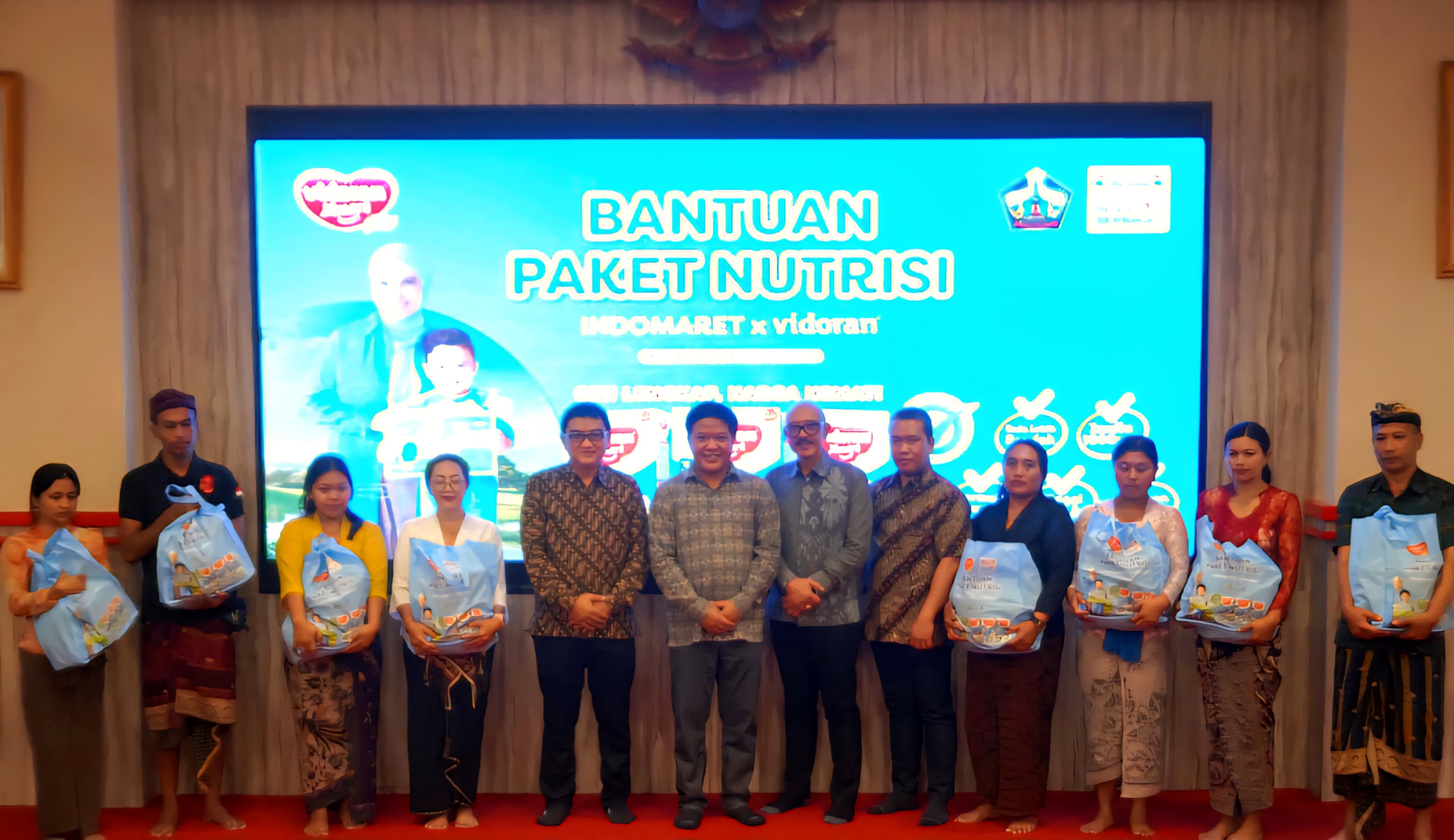 CSR: Perwakilan penerima bantuan foto bersama dengan bupati Bangli Sang Nyoman Sedana Arta dan perwakilan Indomaret (23/12/2025).