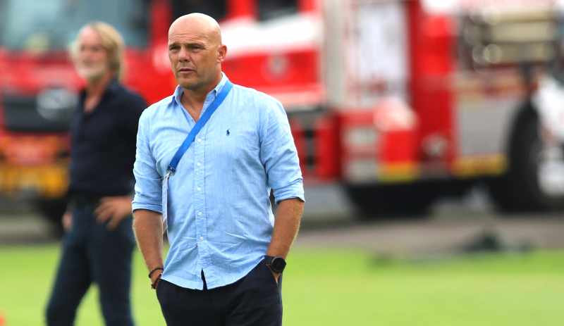 KECEWA SKOR KACAMATA : Pelatih Bali United, Jhonny Jansen, dengan latar pelatih Dewa United Jan Olde Riekerink di laga Bali United vs Dewa United. (miftahuddin/radar bali)