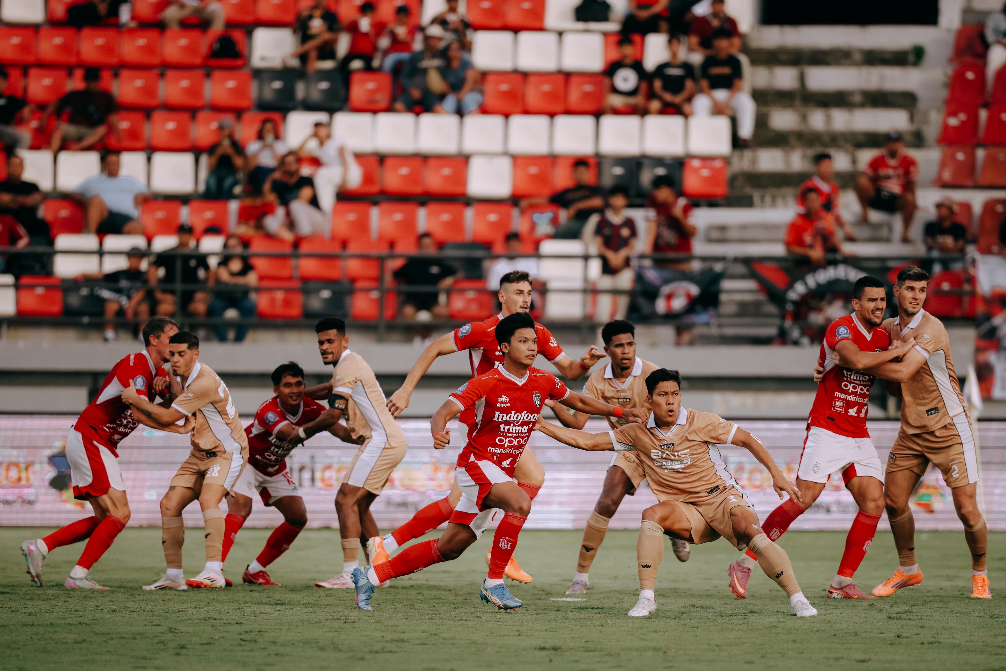 PR PENYELESAIAN AKHIR - Pemain Bali United dan Dewa United dalam laga di Stadion Wayan Dipta (29/12).