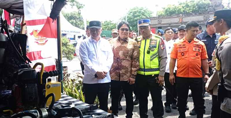 CEK LANGSUNG : Menhub Dudy Purwagandhi (kiri) dan Kepala Korps Lalu Lintas (Kakorlantas) Polri Irjen Pol Agus Surya Nugroho saat kunjungan ke pelabuhan Gilimanuk. (M.Basir)