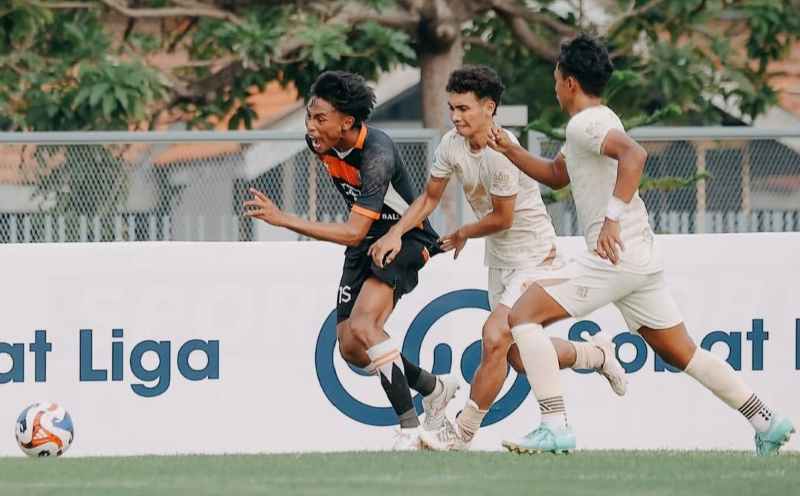 KALAH TIPIS : Perseden (hitam) saat dikalahkan Persiba Bantul.(IG Persen Denpasar)