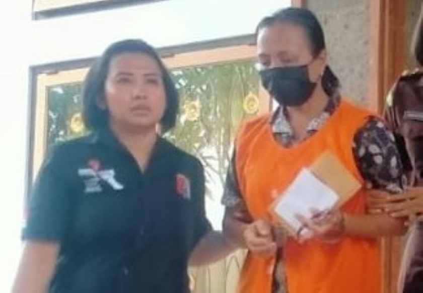 PAKAI ROMPI TAHANAN : Tersangka MNS Ketua LPD Desa Adat Pacung, Desa Senganan, Penebel Tabanan yang digelandang di Kejari Tabanan. (juliadi/radar bali)