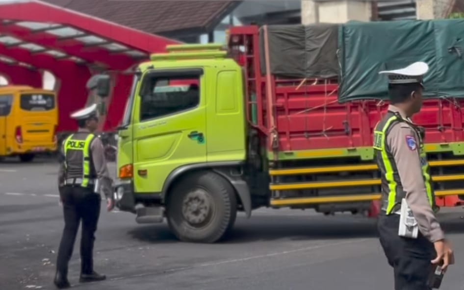 MEMBANDEL : Angkutan barang melanggar dikandangkan di terminal umum Negara. (Foto Satlantas Polres Jembrana)