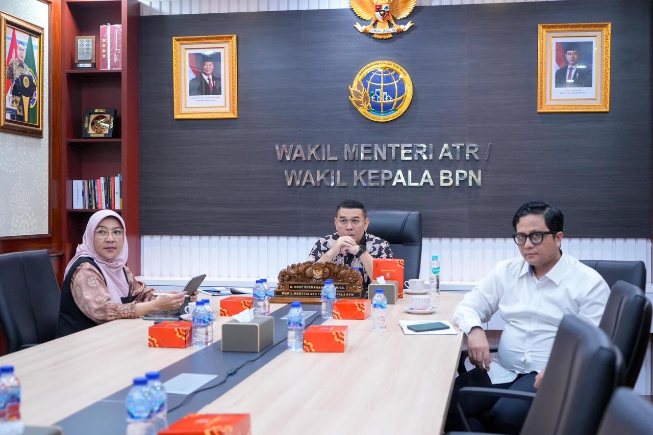 Wamen ATR/Waka BPN Ossy Dermawan (tengah) dalam rapat yang berlangsung secara daring, Minggu (28/12/2025) malam.
