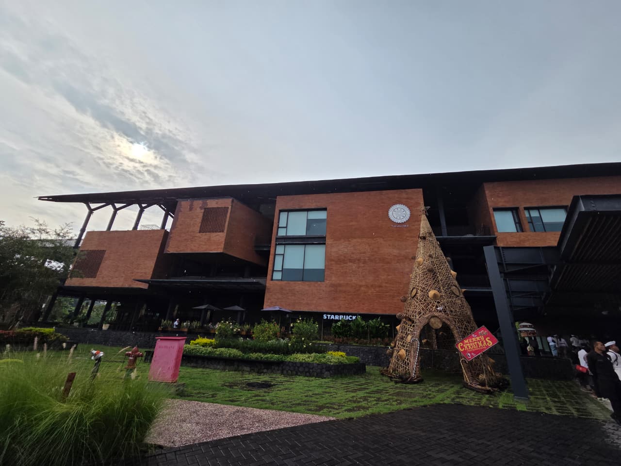 Gedung Kampus UID Bali di Kawasan Kura Kura Bali. (Marsellus Pampur/Radar Bali)