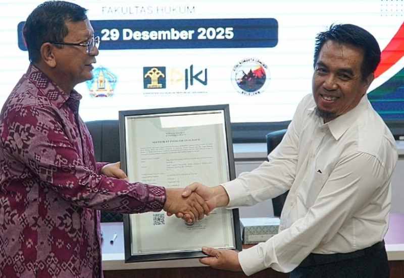 SUDAH DIAKUI: Penyerahan sertifikat IG Kopi Robusta Lemukih dari Fakultas Hukum Universitas Sebelas Maret Surakarta ke Pemkab Buleleng. (foto:Pemkab Buleleng).