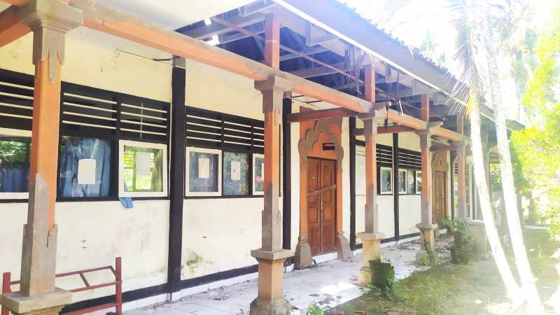 DILEMATIS : Bangunan bekas SDN Blimbingsari yang terbengkalai sejak setahun terakhir pasca regrouping. (M.Basir)