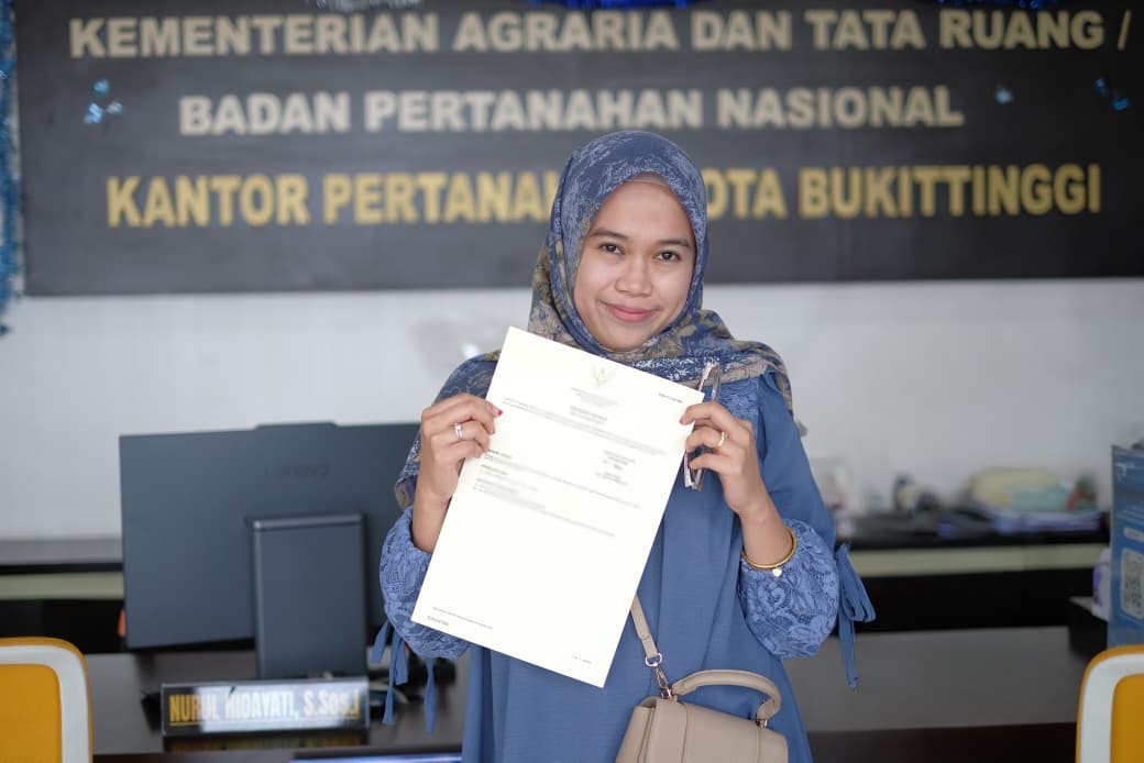 Risa Fajiriani, pemohon layanan pertanahan di Kantor Pertanahan Kota Bukittinggi.