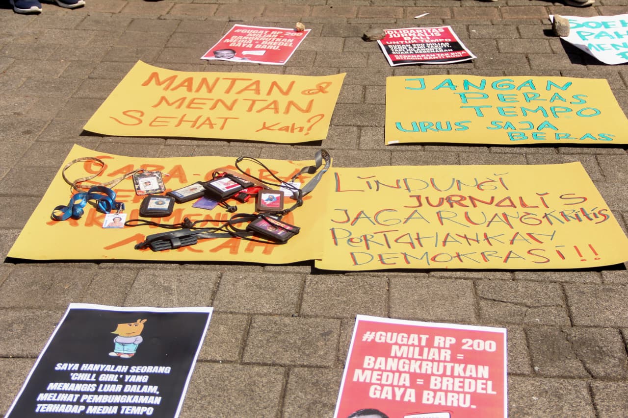 MELAWAN KESEWENANGAN: Pamflet dan kartu identitas jurnalis Bali diletakkan di depan monumen Bajra Sandhi saat aksi anti pembungkaman pers beberapa waktu lalu.