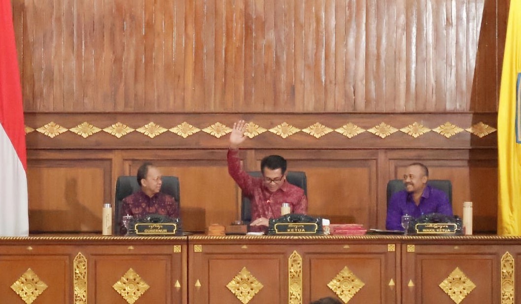 Ketua DPRD Bali Dewa Made Mahayadnya alias Dewa Jack bersama Gubernur Bali Wayan Koster (kiri) dalam sidang paripurna