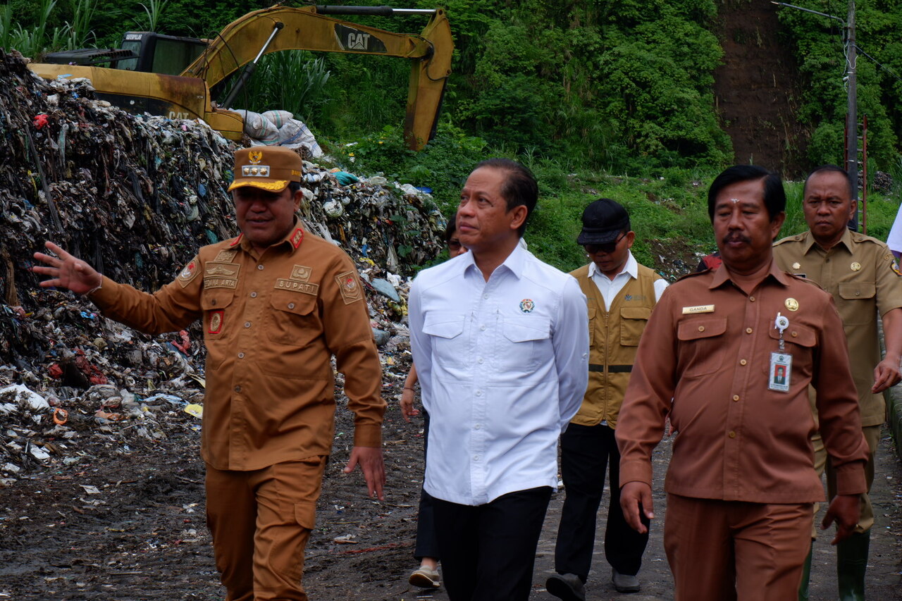 SOLUSI SEMENTARA - Menteri LH Hanif Faisol dan Bupati Bangli Sang Nyoman Sedana Arta meninjau TPA Landih di Bangli.