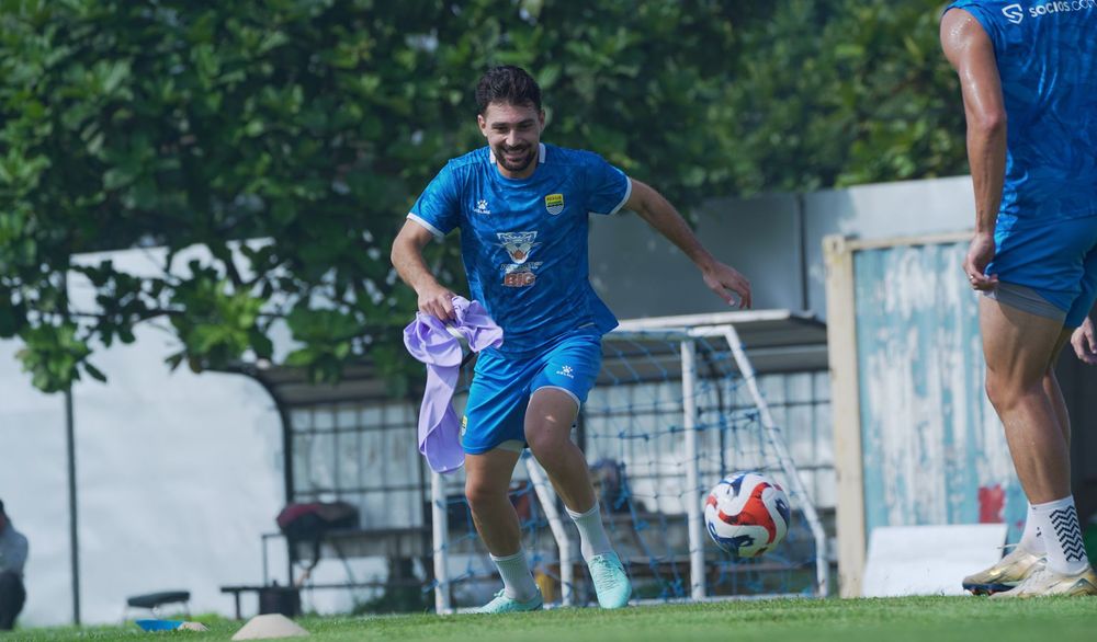 KEMBALI MERUMPUT - Bek Persib Frans Putros turun berlatih jelang bertemu Persik Kediri. Bek timnas Irak ini absen dalam laga melawan Bhayangkara FC dan PSM Makassar.