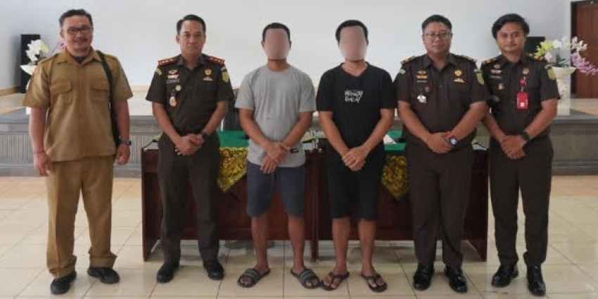 DIDAMAIKAN TAPI KERJA SOSIAL : Kedua tersangka M dan FTBU (wajah diburamkan) yang mendapat sanksi kerja sosial pilah sampah di TPS3R Desa Bengkel, Kediri Tabanan. (ist)
