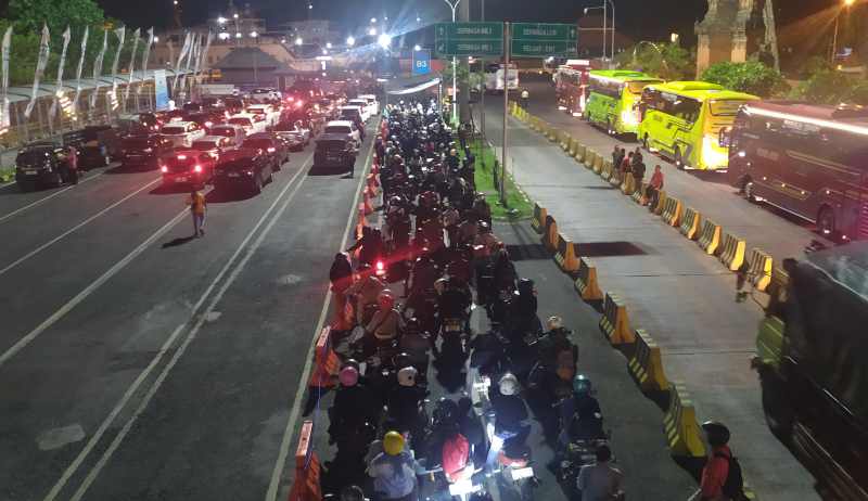 ANTREAN MENYESAK : Antrean kendaraan yang Sebagian sepeda motor akan masuk kapal pada malam hari. (M.Basir/Radar Bali)