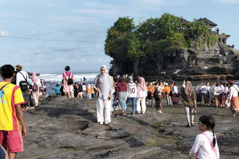 SALAH SATU OBJEK WISATA IKONIK : Tanah Lot, Tabanan, raup pendapatan Rp 72 miliar sepanjang 2025. (foto:juliadi/radar bali)