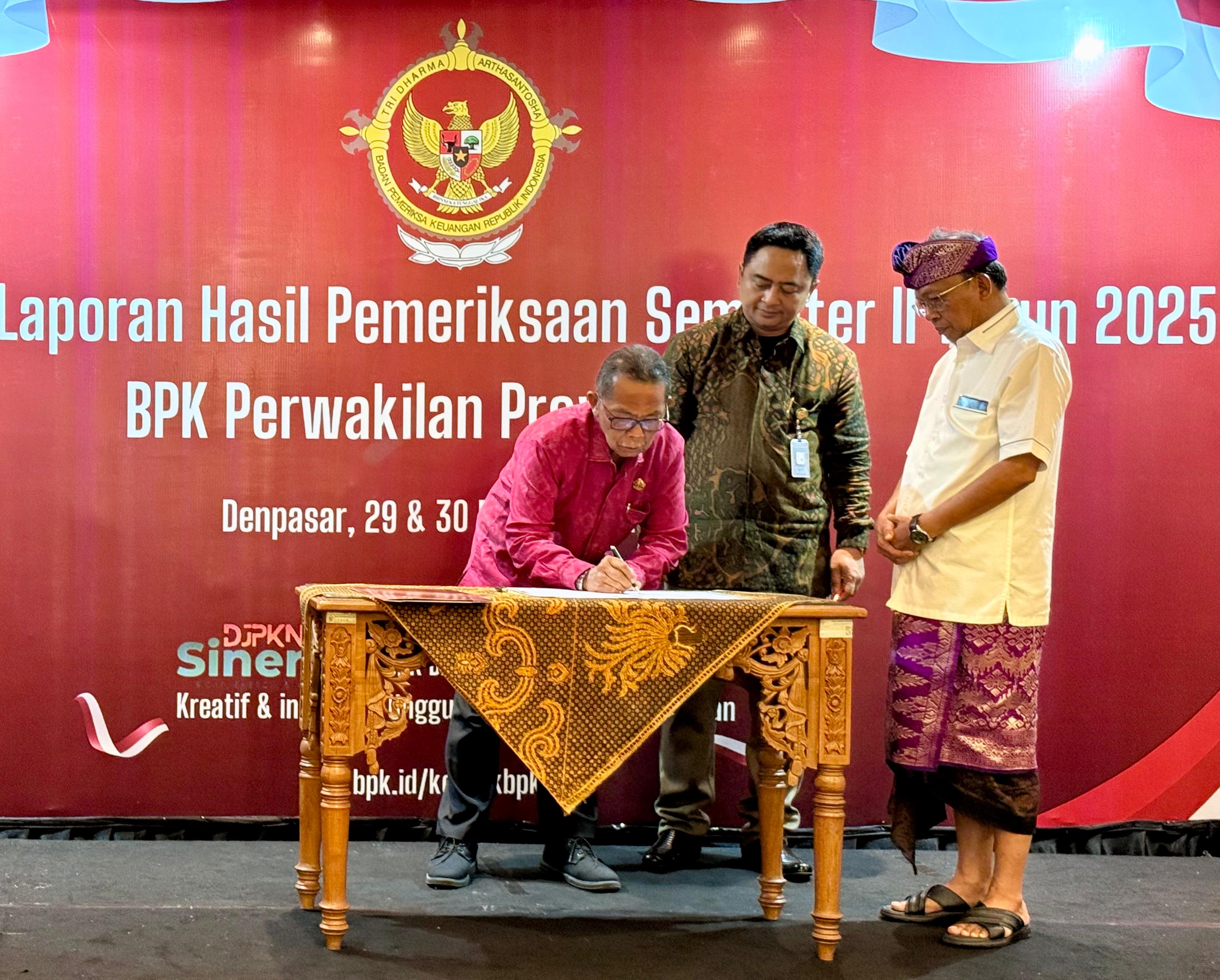BELUM SESUAI: BPK Perwakilan Bali, menyerahkan Laporan Hasil Pemeriksaan (LHP) Semester II Tahun 2025 di Hotel Four Star, Jalan Raya Puputan, Denpasar, Selasa (30/12).