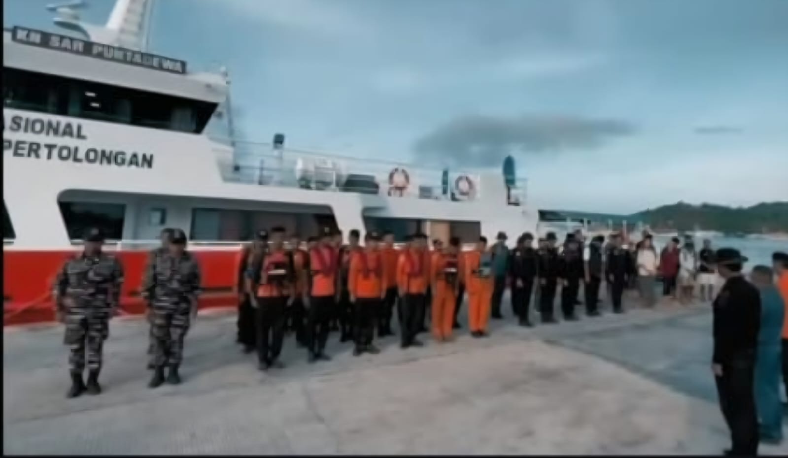 DEMI KEMANUSIAAN - Personel SAR gabungan melakukan apel operasi pencarian 3 WNA Spanyol pada hari ketujuh di Pulau Padar.