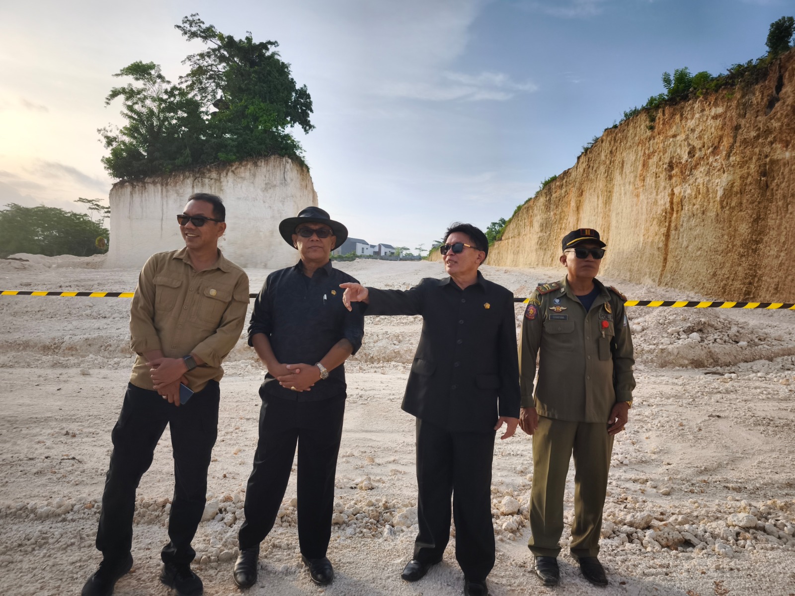 PIDANA: Ketua Pansus TRAP DPRD Bali, Made Supartha bersama Satpol PP, menegaskan kegiatan pembangunan di lahan seluas 2,9 hektar di Kampial Kuta Selatan melanggar 3 regulasi.
