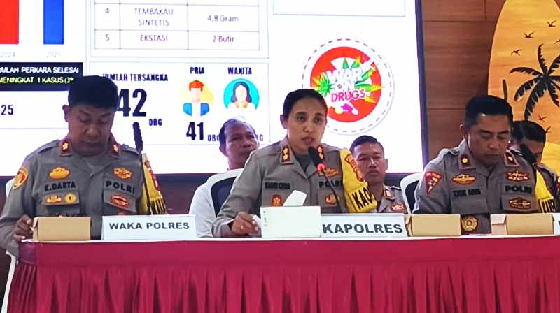BEBERKAN KASUS KRIMINAL : Kapolres Jembrana, AKBP Kadek Citra Dewi Suparwati, saat rilis akhir tahun ddi Polres Jembrana. (Foto humas Polres Jembrana)