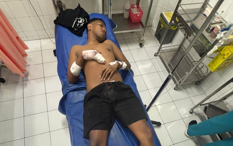 KORBAN PENUSUKAN: Kristianus Bayu AP Soares, 24, terbaring lemas di RSAD Denpasar, Kamis (1/01/2026)