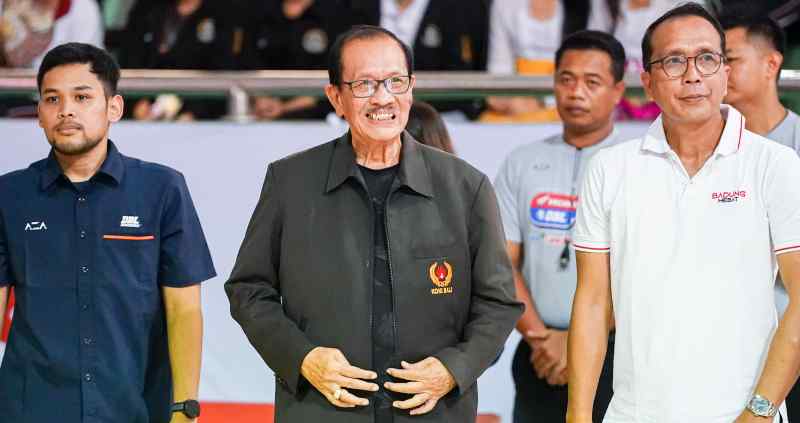 PUAS : IGN Oka Darmawan, Ketua KONI Bali (tengah), berbinar atas prestasi atlet Bali di SEA Games Thailand. Soal bonus menurutnya pemerintah pusat sudah menyiapkan dana. (wayan widyantara)