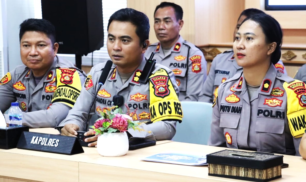 SAMPAIKAN EVALUASI : Kapolres Gianyar AKBP Candra C. Kesuma (tengah) didampingi Wakapolres. (foto:Polres Gianyar)