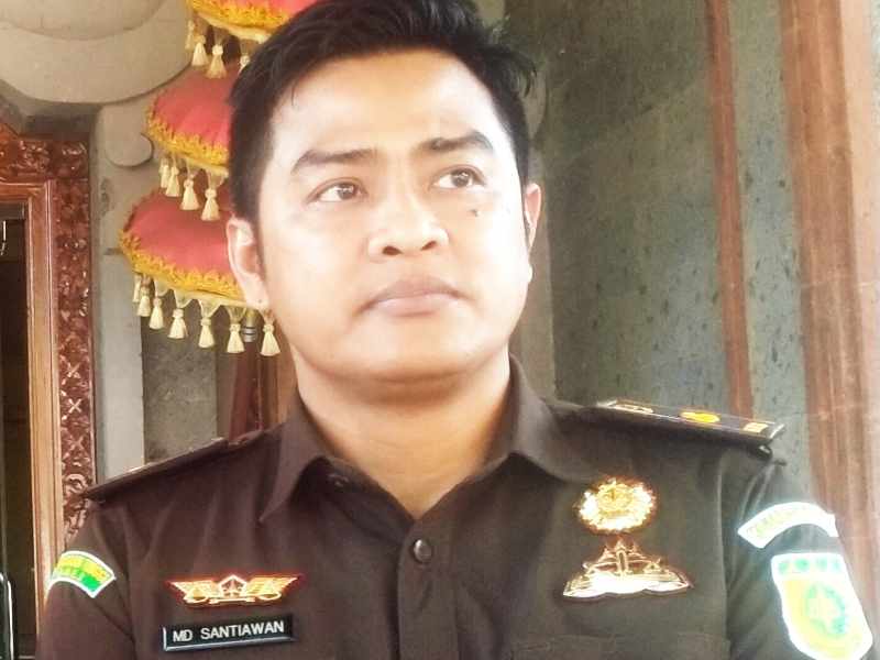 BEBERKAN PENGUSUTAN PERKARA : Kasi Pidsus Kejari Tabanan, I Made Santiawan. (juliadi/radar bali)