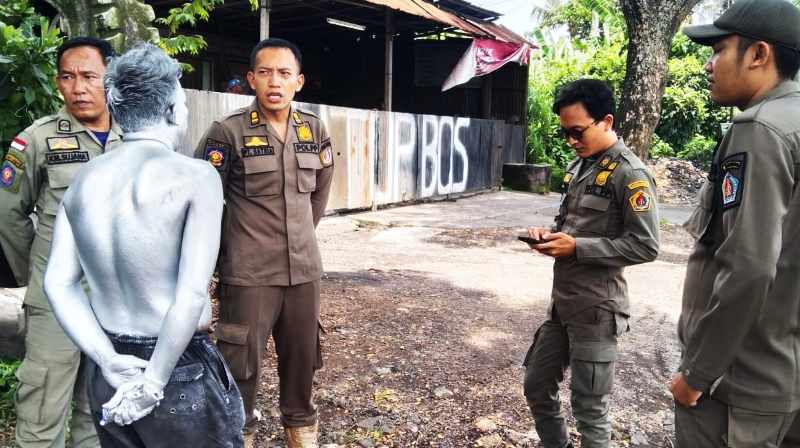 DAPAT PERINGATAN : Manusia perak ini sedang diperingatkan Satpol PP Klungkung. (Foto: Satpol PP Klungkung)