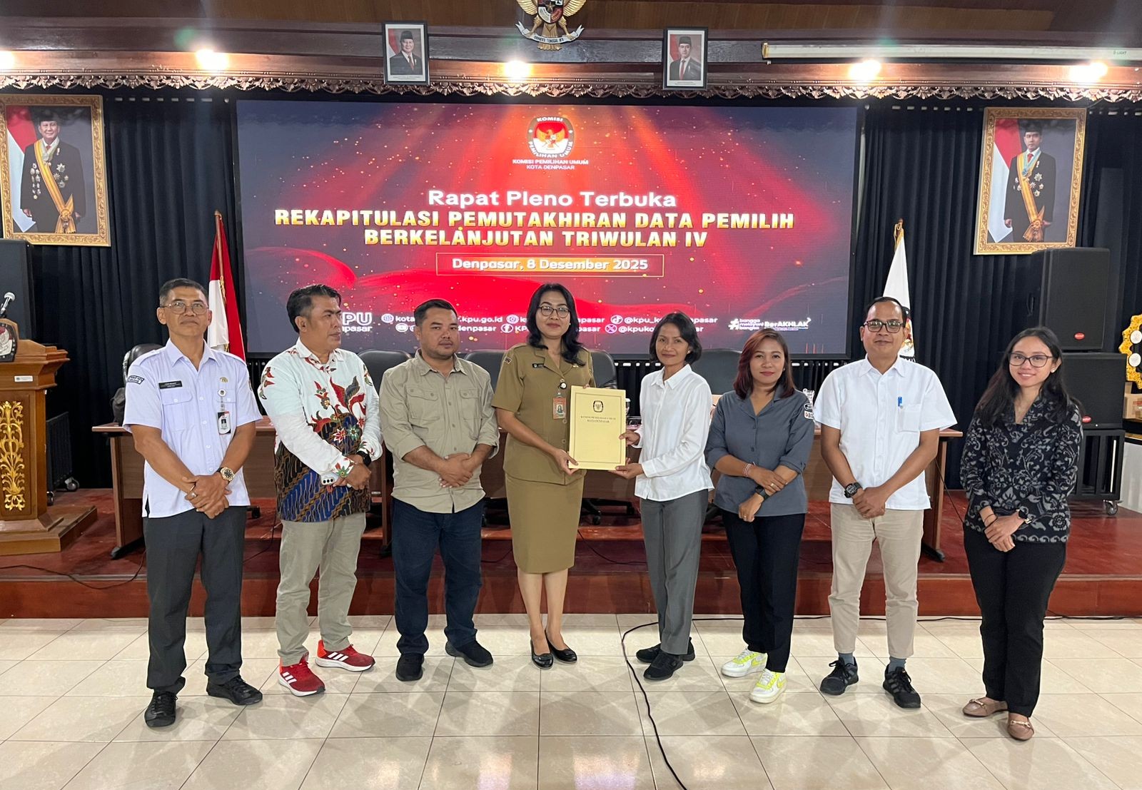 UPDATE PEMILIH: Para komisioner menyerahkan data usai  rapat pleno terbuka rekapitulasi pemutakhiran data pemilih berkelanjutan Triwulan IV 8 Desember 2025  lalu