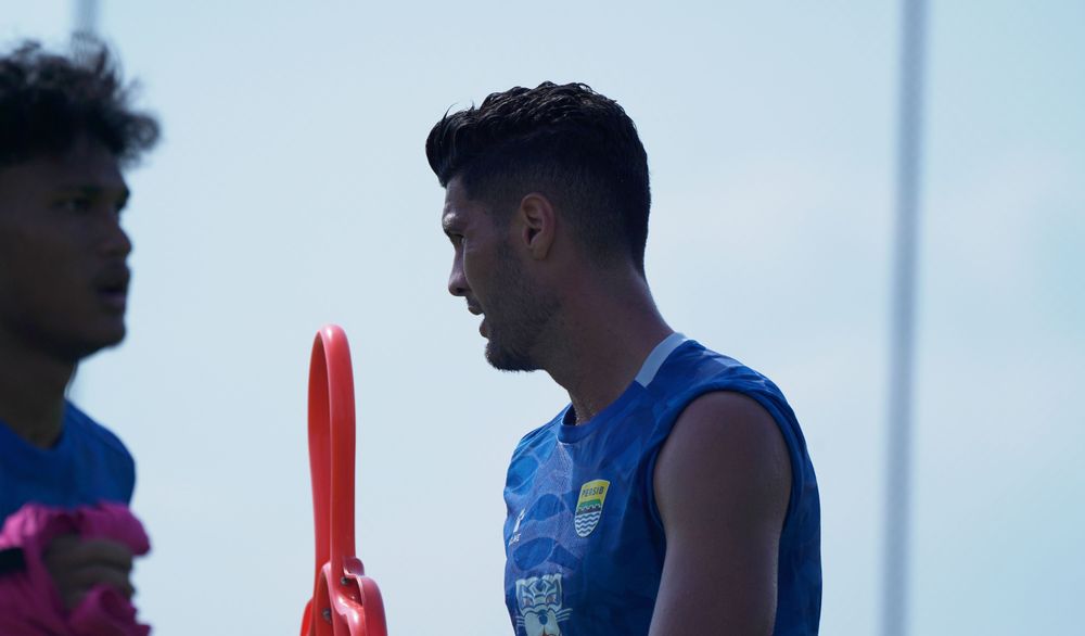 KOMPATRIOT - Bek Persib Julio Cesar mewaspadai tiga pemain Brazil di skuad Ratchaburi FC.