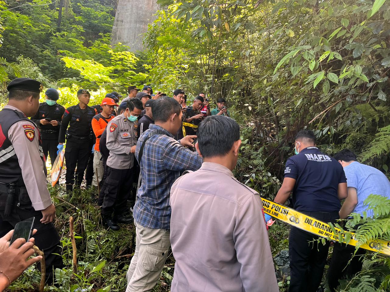 EVAKUASI: Tim menemukan jenazah Made Kusuma Ardana, 21, di jurang tepatnya Jembatan Tukad Bangkung, Jumat (2/1/2026)