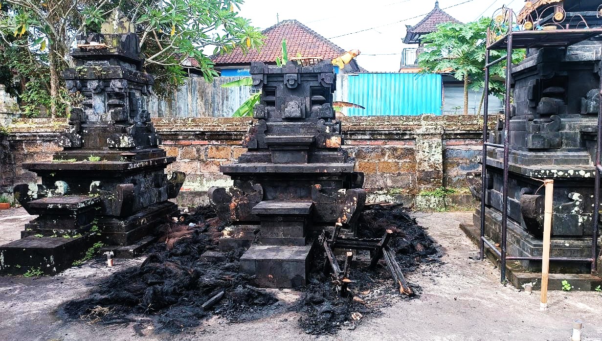 KENA SERPIHAN KEMBANG API : Kondisi pelinggih pura desa i Banjar Dinas Jadi Desa, Desa Banjar Anyar Kediri, Kecamatan Kediri, Tabanan ludes terbakar saat malam pergantian tahun. (istimewa)