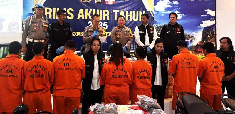 TAK ADA HABISNYA: Para pelaku saat dihadapkan pada awak media dalam kegiatan press rilis akhir tahun yang berlangsung di Mapolres Karangasem. (zulfika Rahman/radar bali)