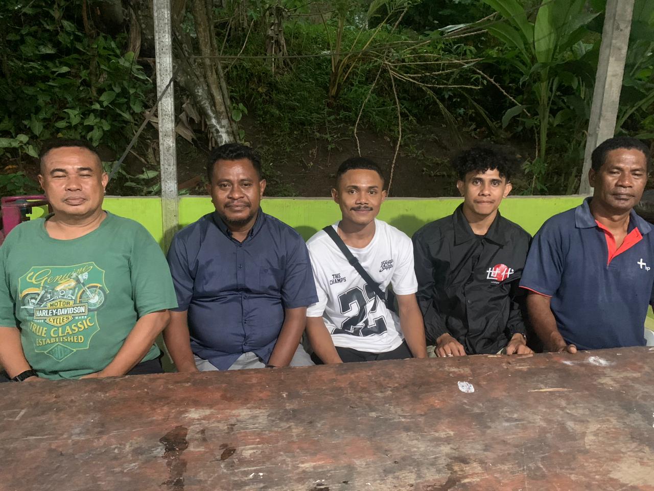 Kuasa hukum Yefri korban, Naldi Elfian Saban (dua dari kiri), bersama sesepuh asal Soe, NTT, Gustaf Sunbanu (kanan) dan David (kiri) mendapingi kedua saksi dan korban seusai melapor di Polsek Tabanan.