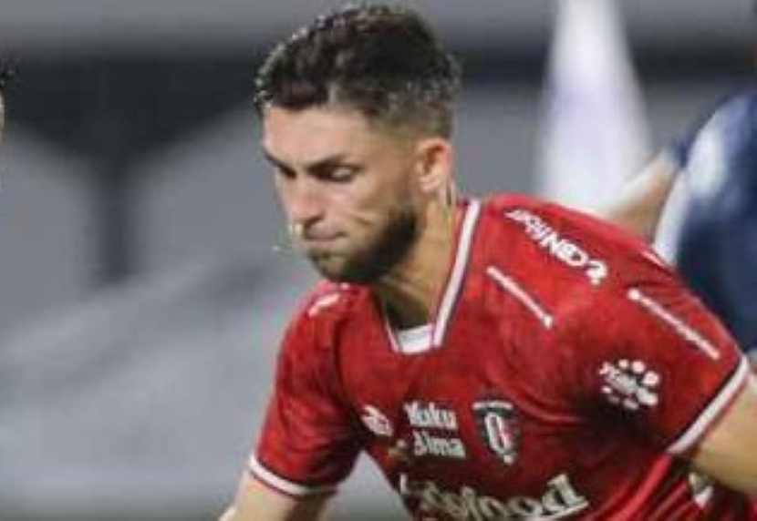 TERPAKSA MENEPI DULU : Gelandang Bali United ini cedera serius saat laga melawan Dewa United. (miftahuddin/radar bali)