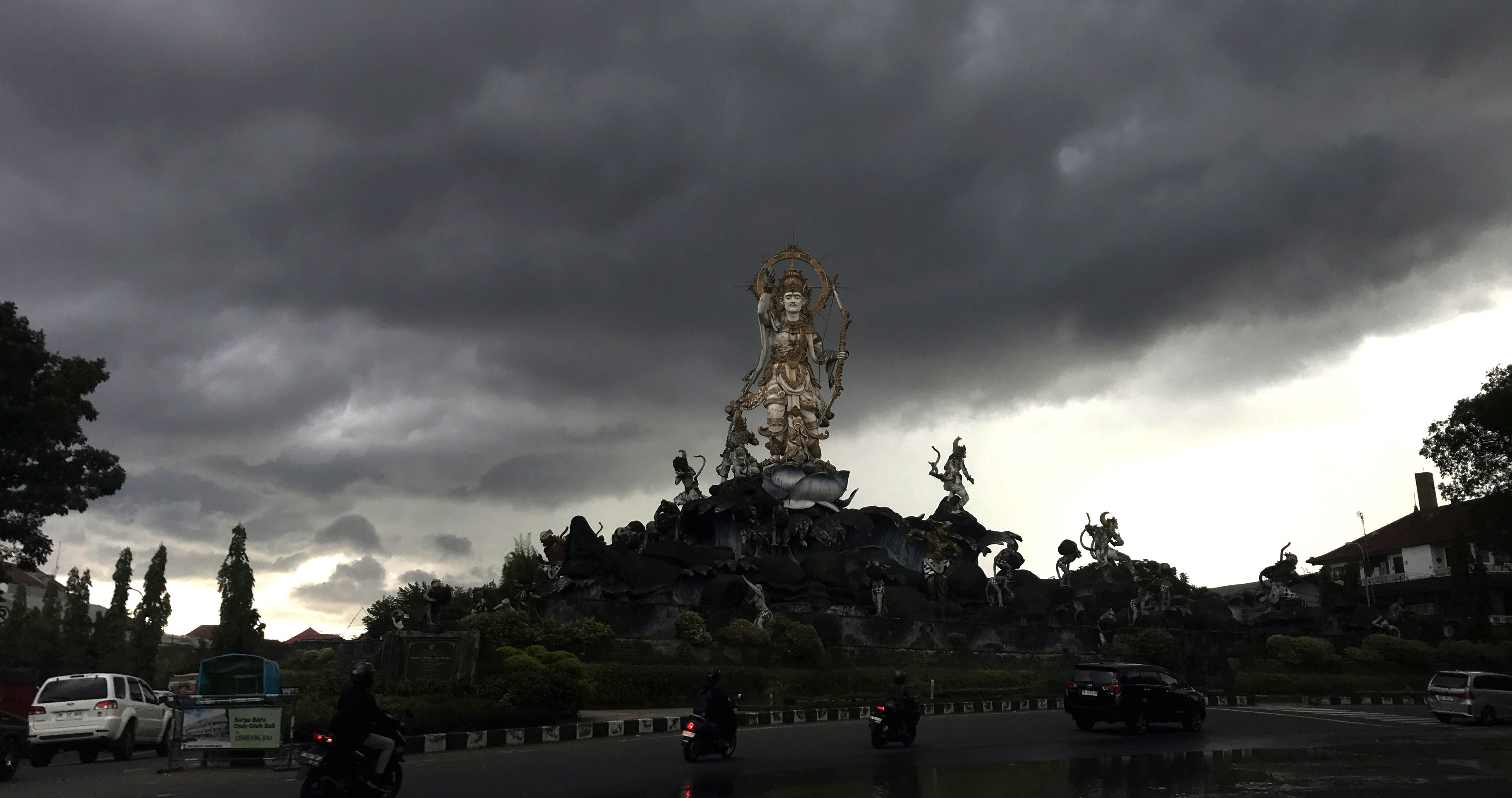 ilustrasi cuaca dengan awan gelap di kawasan Taman Titi Banda, Denpasar Timur. (miftahuddin/radar bali)