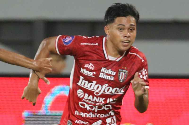 SIAP TAMPIL MENYERANG : Winger muda Bali United, Rahmat Arjuna siap tampil all out melawan Arema. (miftahuddin/radar bali)