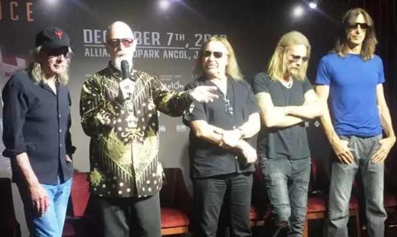 PEDE TAMPIL GUNDUL PLONTOS : Vokalis Judas Priest (kedua dari kiri) saat menjelang tampil di Jakarta, Desember 2018 lalu. (JawaPos.com)
