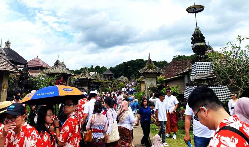 IKONIK: Para pelancong memadati Desa Wisata Penglipuran, Bangli. (ist)