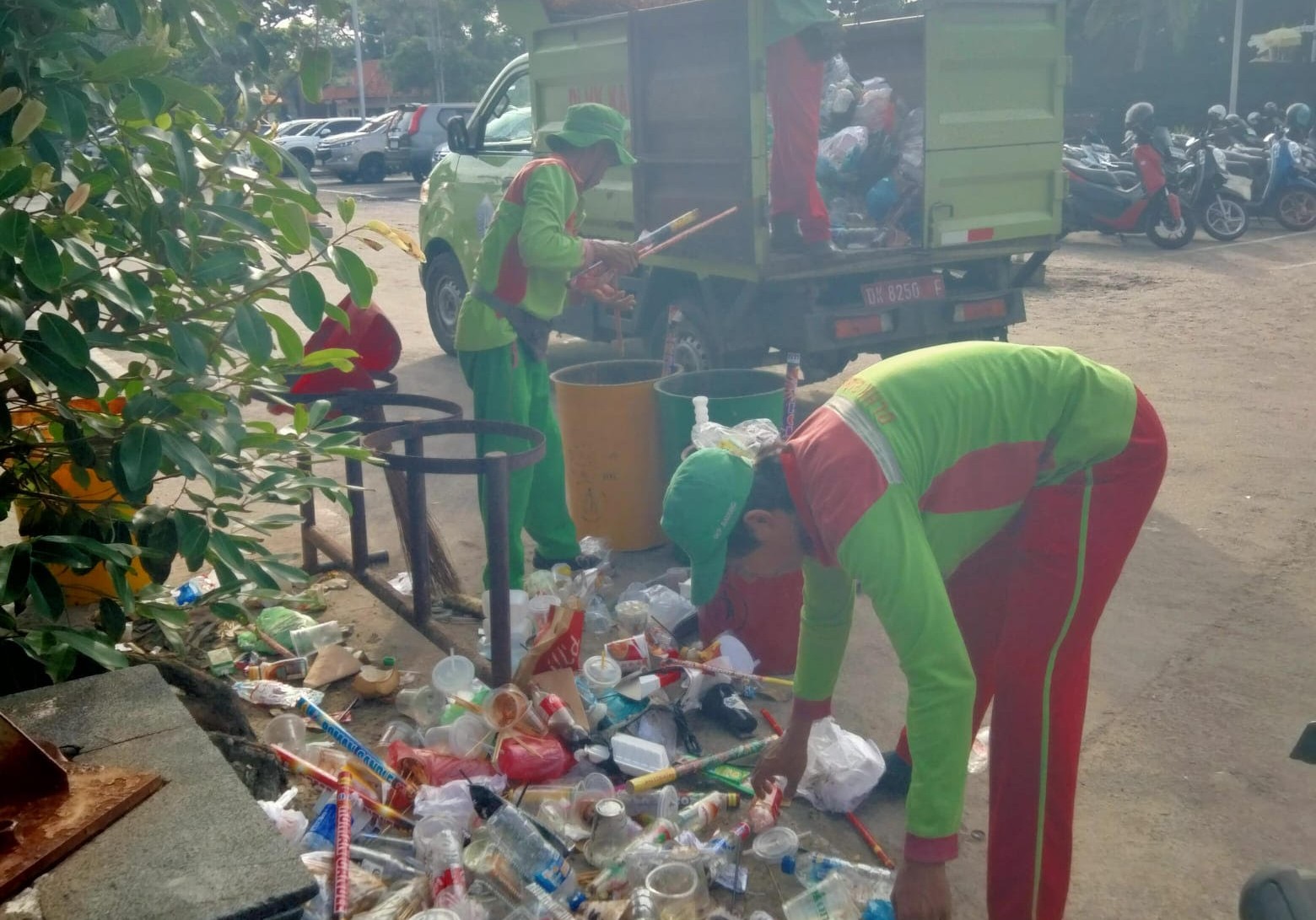 AKSI: Petugas DLHK Kabupaten Badung melakukan bersih-bersih sampah pantai di Kuta 1 Januari 2026.