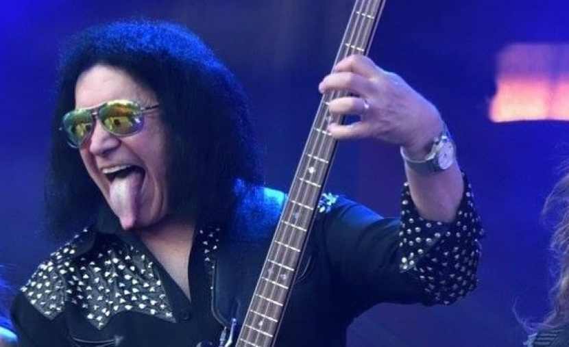 MENIPIS DI HARI TUA : Pembetot bas band hard rock Kiss ini dikabarkan rambutnya menipis di hari tua dan pakai wig. (instagram Gene Simmons)