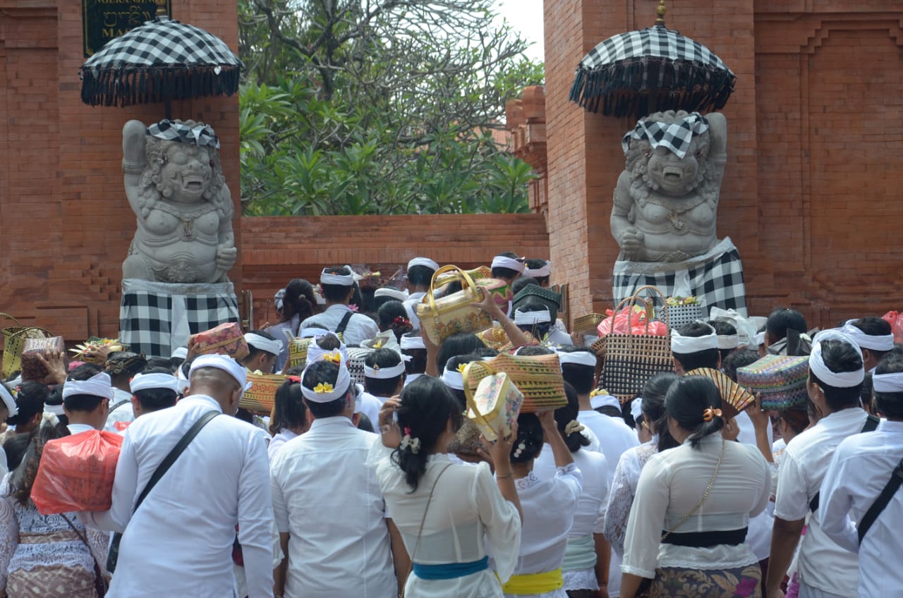 ilustrasi persembahyangan di Bali. (dok Radar Bali)