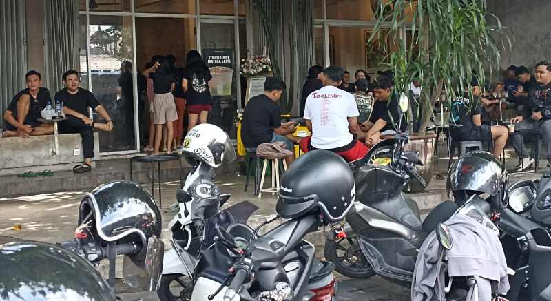 RAYAKAN HARI SPESIAL : Perayaan Tumpek Klurut di Coffee Tan Panama di Jalan Veteran Denpasar. (adrian suwanto/radar bali)