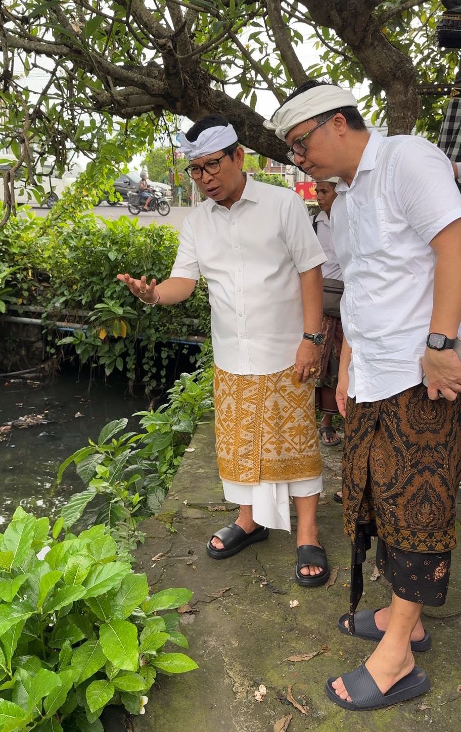 Bupati Wayan Adi Arnawa turun langsung ke lapangan untuk memantau aliran Tukad Pungut di wilayah Jimbaran, Kuta Selatan, Sabtu (3/1).