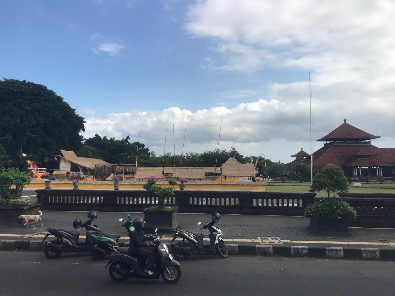 ilustrasi cuaca mendung di alun-alun Klungkung. (miftahuddin/radar bali)