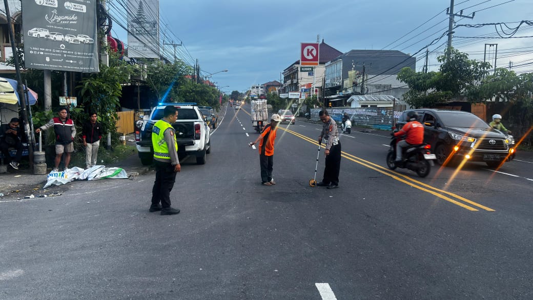 LAKALANTAS: Polisi lakukan Olah Tr.pat Kejadian Perkara (TKP) di perempatan Jalan Buluh Indah&ndash;Jalan Cempaka Biru, KM 8, Denpasar Utara, Minggu (4/01/2026).