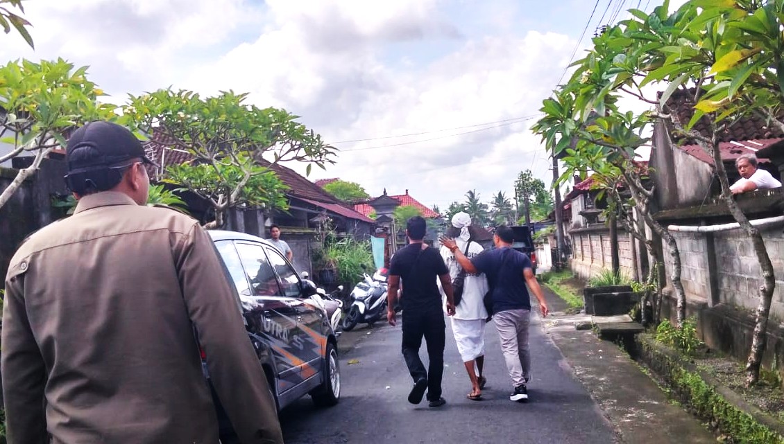 DIRINGKUS: Pria berbaju putih berinisial INS ini diamankan dan kasusnya dimediasi di Polsek Blahbatuh, Gianyar.(ist)
