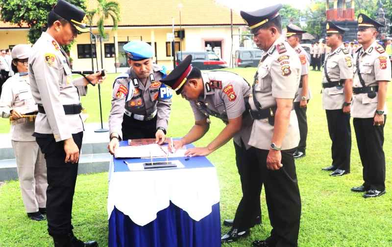 SERAH TERIMA : Sertijab kapolsek dan kasat samapta di Polres Buleleng, sesuai Telegram Kapolda Bali Nomor ST/2287/XII/2025, tertanggal 23 Desember 2025. (Foto: Polres Buleleng untuk Radar Bali)