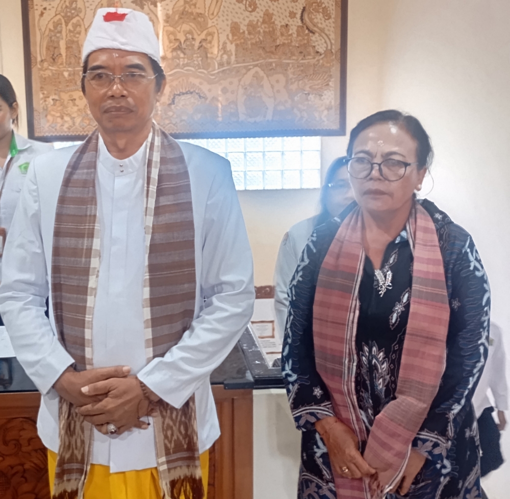 NAKHODA BARU: Kakanwil Kemenag Provinsi Bali I Gusti Made Sunarta didampingi istri Ny. Gusti Ayu Made Lasmini (5/1/2026). (Rosihan Anwar/Radar Bali)