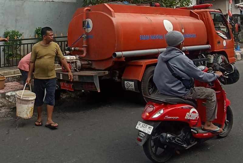 BAGI AIR TANGKI : Bantuan air bersih dari BPBD Klungkung untuk menyuplai kebutuhan air warga saat rusak. (Foto: Perumda Air Minum Panca Mahottama Kabupaten Klungkung)
